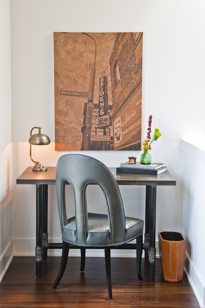 Aménagement d'un bureau contemporain avec un mur blanc, parquet foncé et un bureau indépendant.