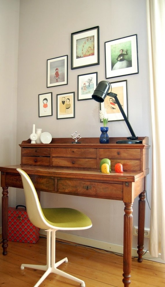 Inspiration för retro arbetsrum, med grå väggar, mellanmörkt trägolv och ett fristående skrivbord
