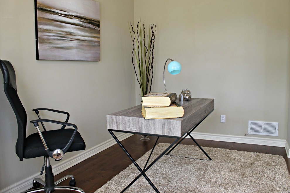 Foto di uno studio minimal di medie dimensioni con pareti beige, pavimento in legno massello medio e scrivania autoportante