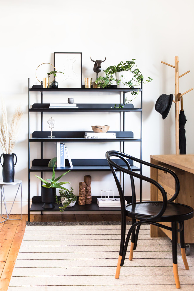 Imagen de despacho tradicional renovado con paredes blancas, suelo de madera en tonos medios, escritorio independiente y suelo beige