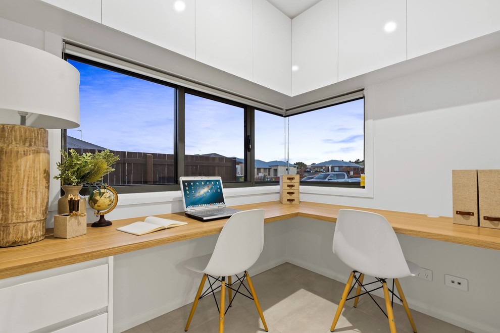 Mittelgroßes Modernes Arbeitszimmer mit Arbeitsplatz, weißer Wandfarbe, Keramikboden, Einbau-Schreibtisch und beigem Boden in Sonstige