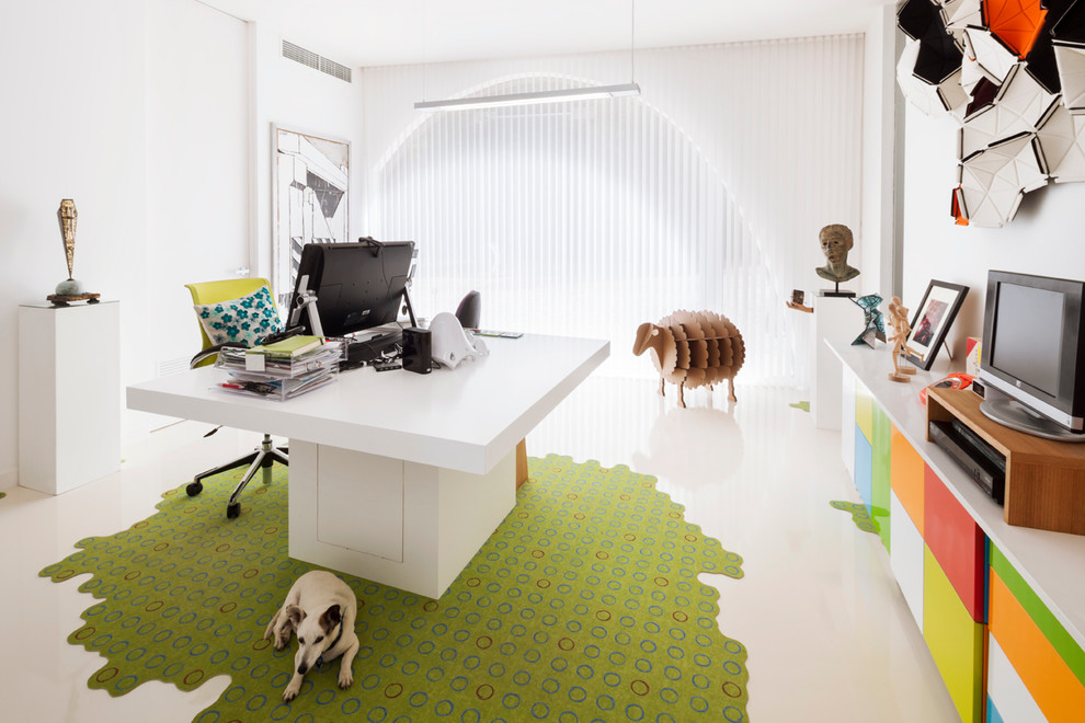 Modelo de despacho actual de tamaño medio con paredes blancas y escritorio independiente