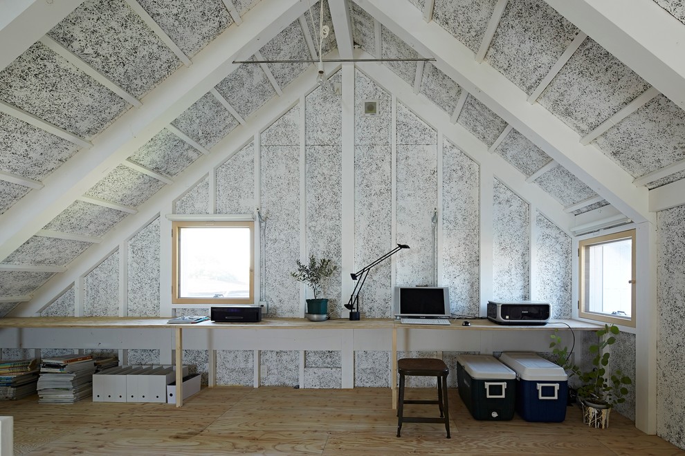 Ispirazione per un ufficio moderno di medie dimensioni con scrivania incassata, pareti bianche e pavimento in compensato