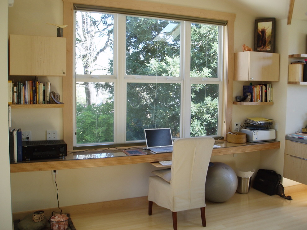 サクラメントにあるアジアンスタイルのおしゃれなホームオフィス・書斎の写真