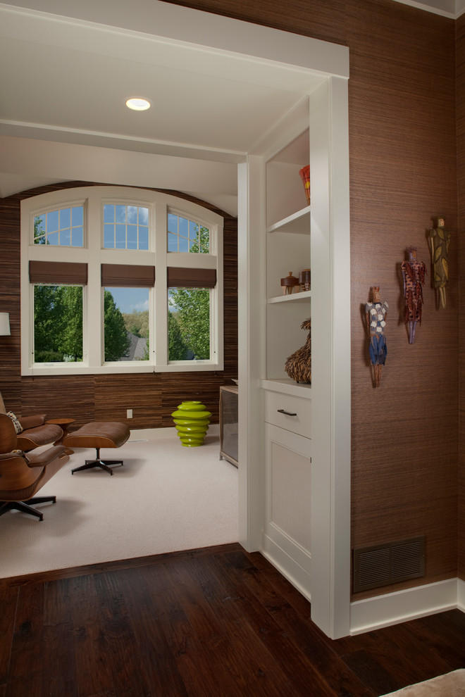 Immagine di un ufficio tradizionale di medie dimensioni con pareti marroni, moquette, nessun camino e scrivania incassata
