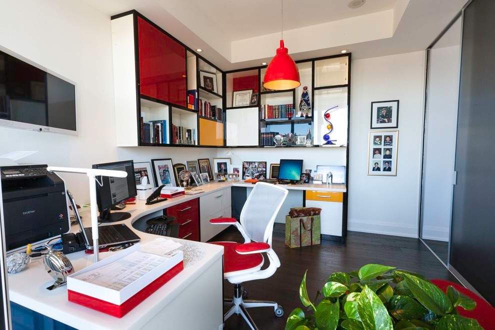 Modernes Arbeitszimmer mit weißer Wandfarbe, dunklem Holzboden und Einbau-Schreibtisch in Toronto
