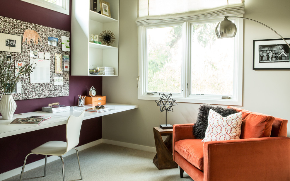Esempio di un ufficio minimal con pareti viola, moquette e scrivania incassata