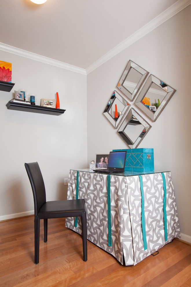 Idéer för små funkis arbetsrum, med grå väggar, mellanmörkt trägolv och ett fristående skrivbord