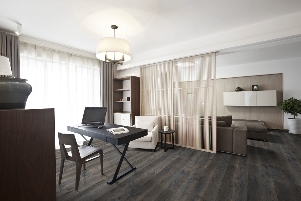 Imagen de despacho contemporáneo de tamaño medio sin chimenea con paredes blancas, suelo de madera oscura, escritorio independiente y suelo negro