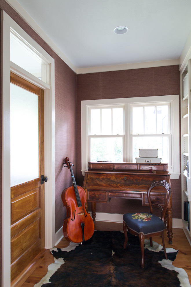 Foto di un piccolo studio rustico con pareti marroni, pavimento in legno massello medio e scrivania autoportante