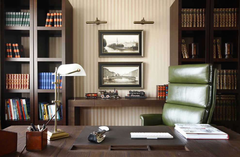 Cette photo montre un bureau tendance avec un mur beige et un bureau indépendant.