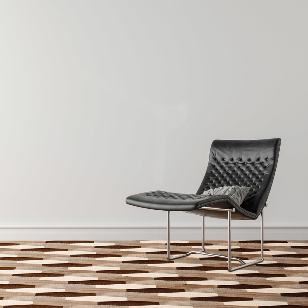 Foto di un atelier minimal con pareti grigie, pavimento in legno massello medio e pavimento multicolore