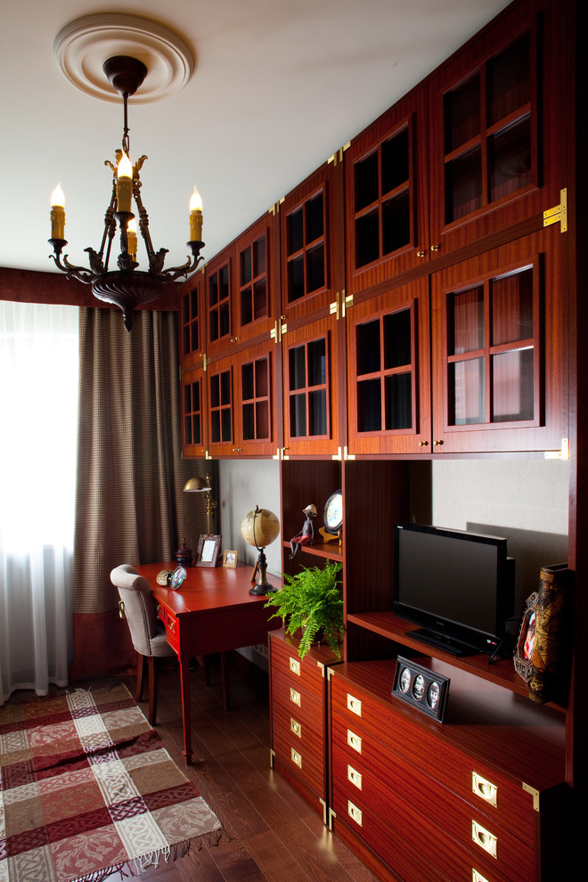 Источник вдохновения для домашнего уюта: кабинет в классическом стиле с серыми стенами и темным паркетным полом