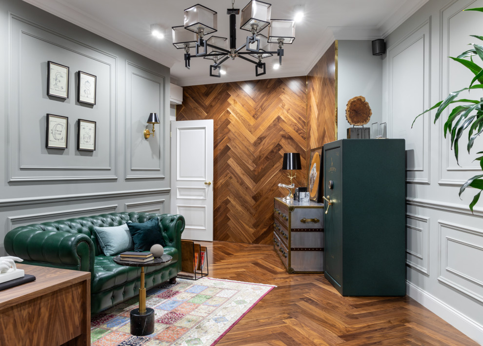 モスクワにあるトランジショナルスタイルのおしゃれなホームオフィス・書斎 (無垢フローリング、茶色い床) の写真