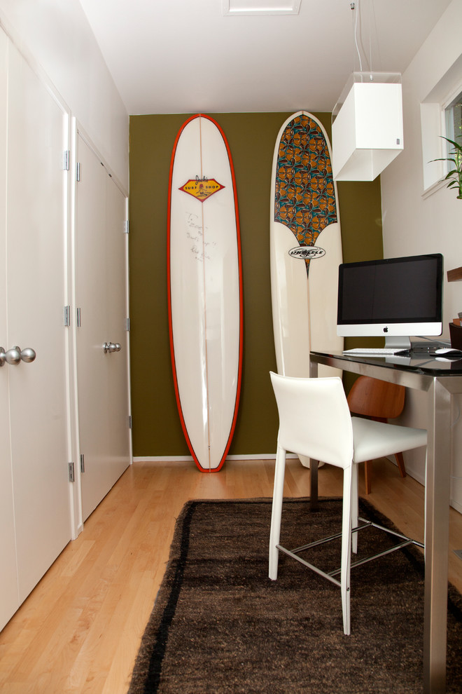 На фото: кабинет в современном стиле с зелеными стенами, паркетным полом среднего тона и отдельно стоящим рабочим столом с