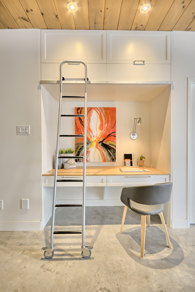 Modelo de despacho tradicional renovado pequeño sin chimenea con paredes blancas y escritorio empotrado