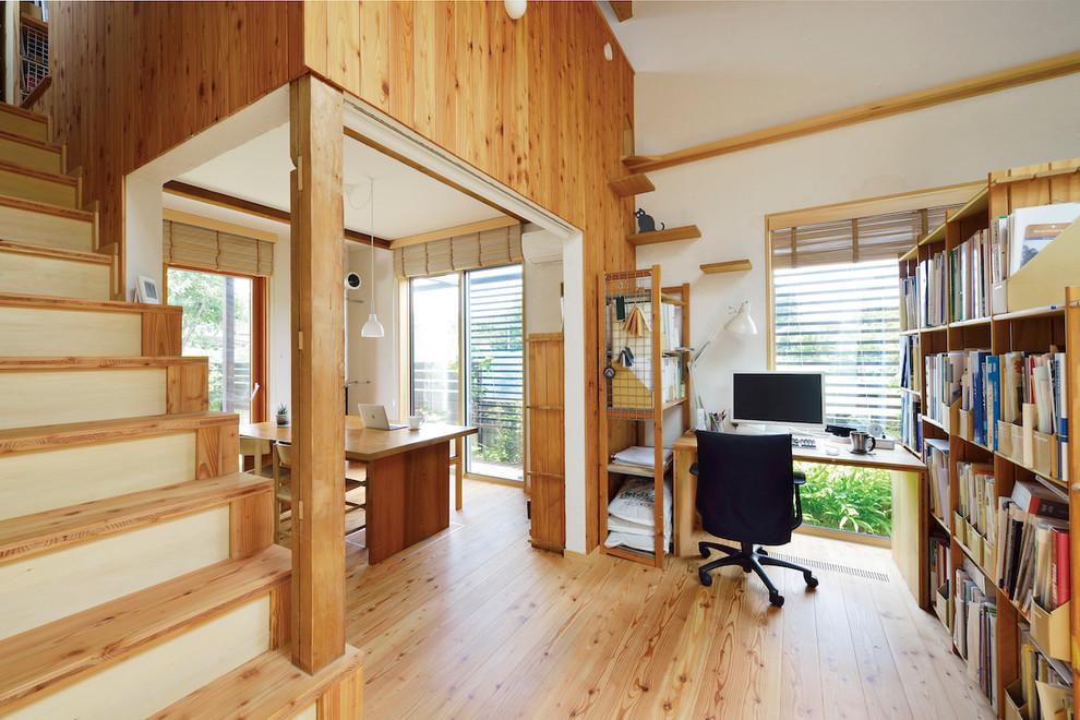 Idéer för små rustika arbetsrum, med vita väggar, mellanmörkt trägolv, ett fristående skrivbord och brunt golv