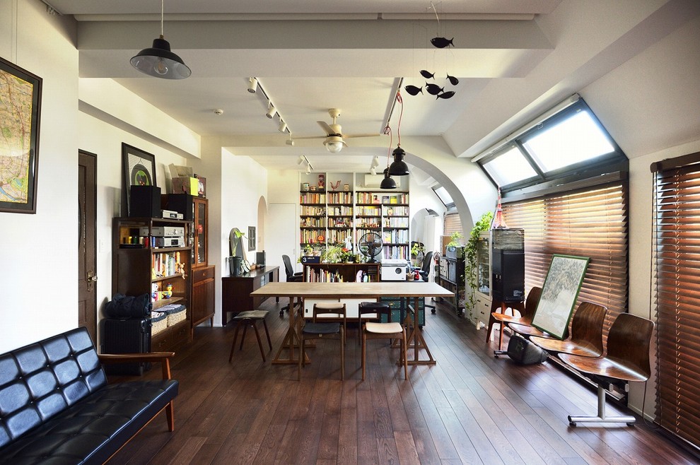 Foto de despacho de estilo zen con paredes blancas, suelo de madera oscura, escritorio independiente y suelo marrón