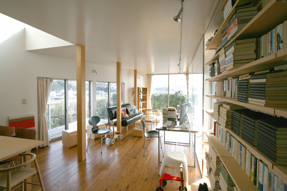 東京23区にあるコンテンポラリースタイルのおしゃれなホームオフィス・書斎 (白い壁、無垢フローリング、自立型机、茶色い床) の写真