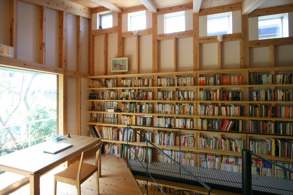 Exemple d'un bureau asiatique avec un mur blanc, un sol en bois brun, un bureau indépendant et un sol marron.