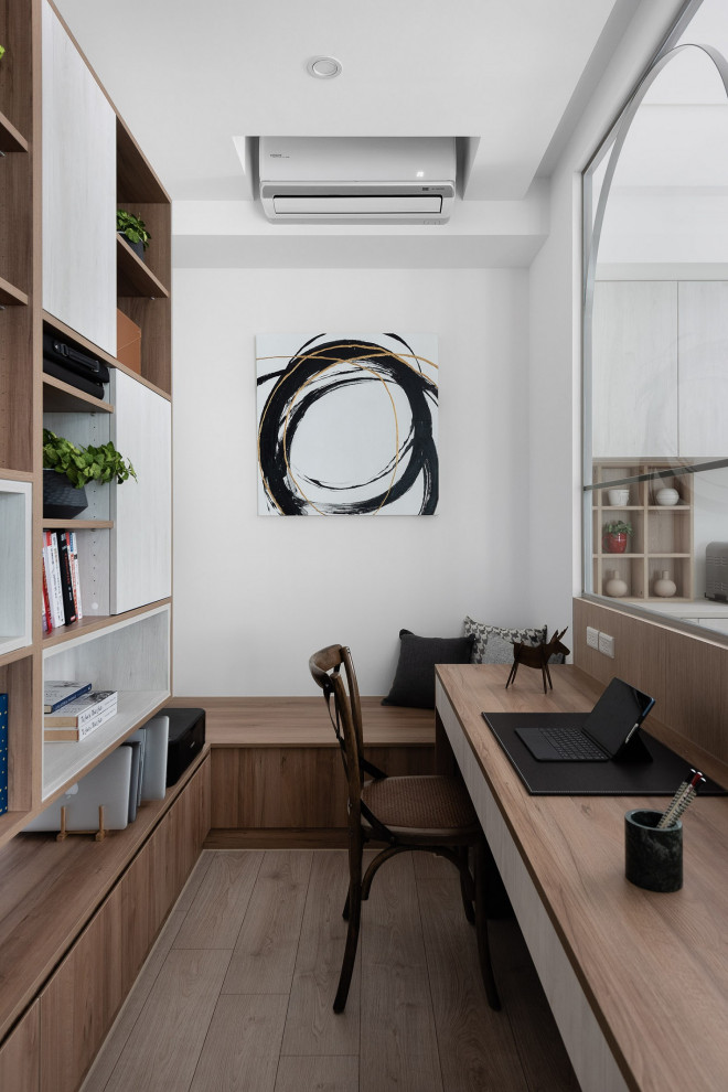 Foto di un atelier design di medie dimensioni con pareti bianche, scrivania incassata e pavimento marrone