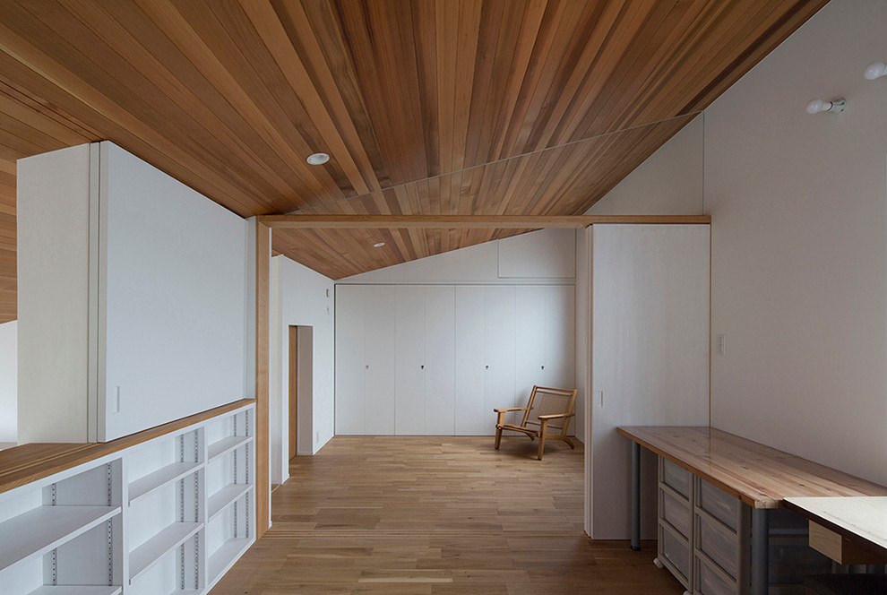 Immagine di una grande camera da letto con pareti bianche, pavimento in legno massello medio, pavimento marrone e soffitto in legno