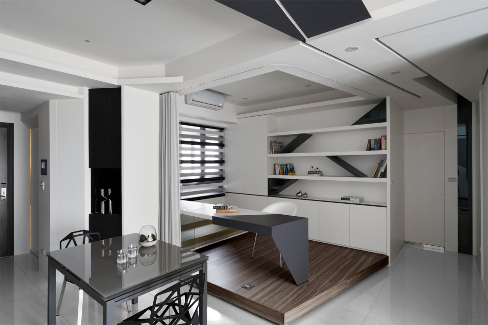 Inspiration för ett funkis arbetsrum, med ett bibliotek, svarta väggar, klinkergolv i keramik, ett inbyggt skrivbord och vitt golv
