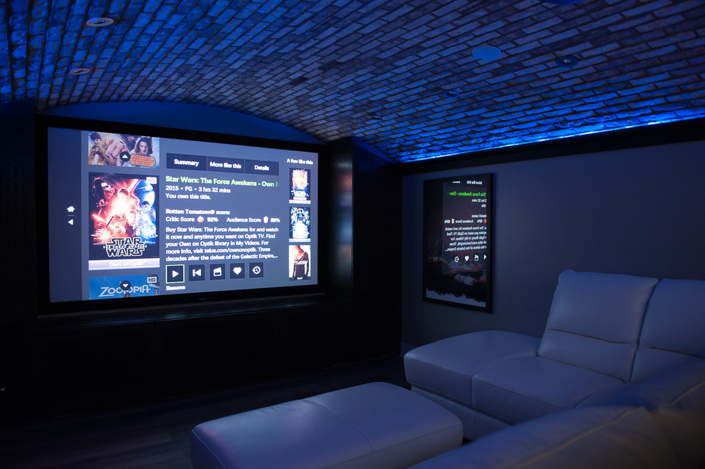 Modelo de cine en casa abierto actual de tamaño medio con paredes grises, suelo vinílico y pantalla de proyección