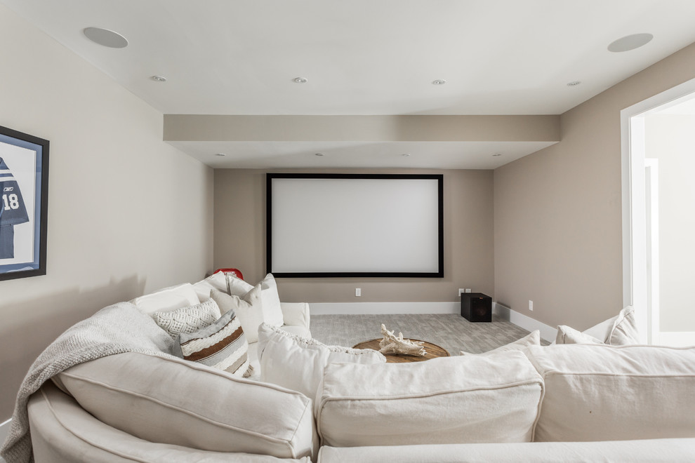 Inspiration pour une salle de cinéma traditionnelle de taille moyenne et ouverte avec un mur gris, moquette, un écran de projection et un sol gris.