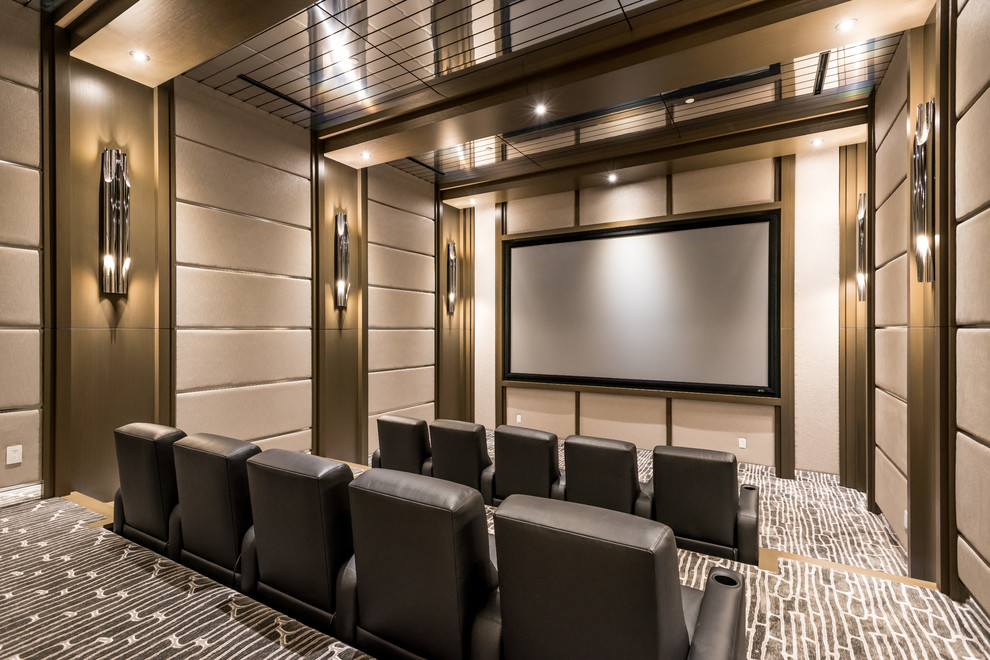 Пример оригинального дизайна: огромный изолированный домашний кинотеатр в современном стиле с бежевыми стенами, ковровым покрытием, проектором и коричневым полом
