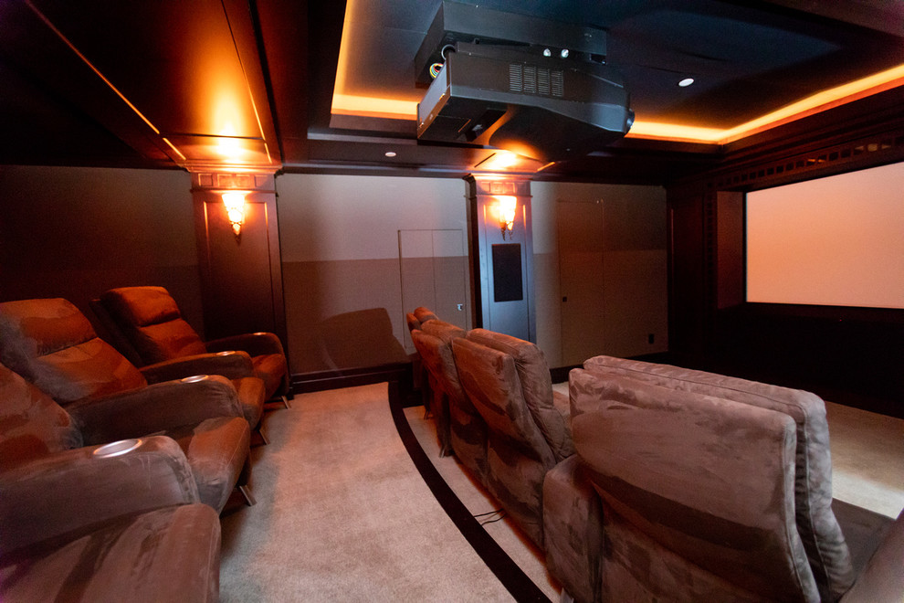 Источник вдохновения для домашнего уюта: большой изолированный домашний кинотеатр в стиле неоклассика (современная классика) с ковровым покрытием, проектором и бежевым полом