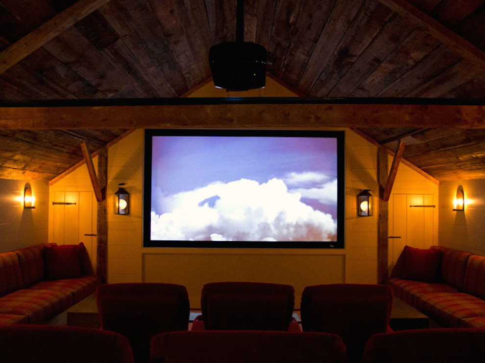 Imagen de cine en casa abierto rural de tamaño medio con paredes marrones, suelo de madera en tonos medios y pared multimedia