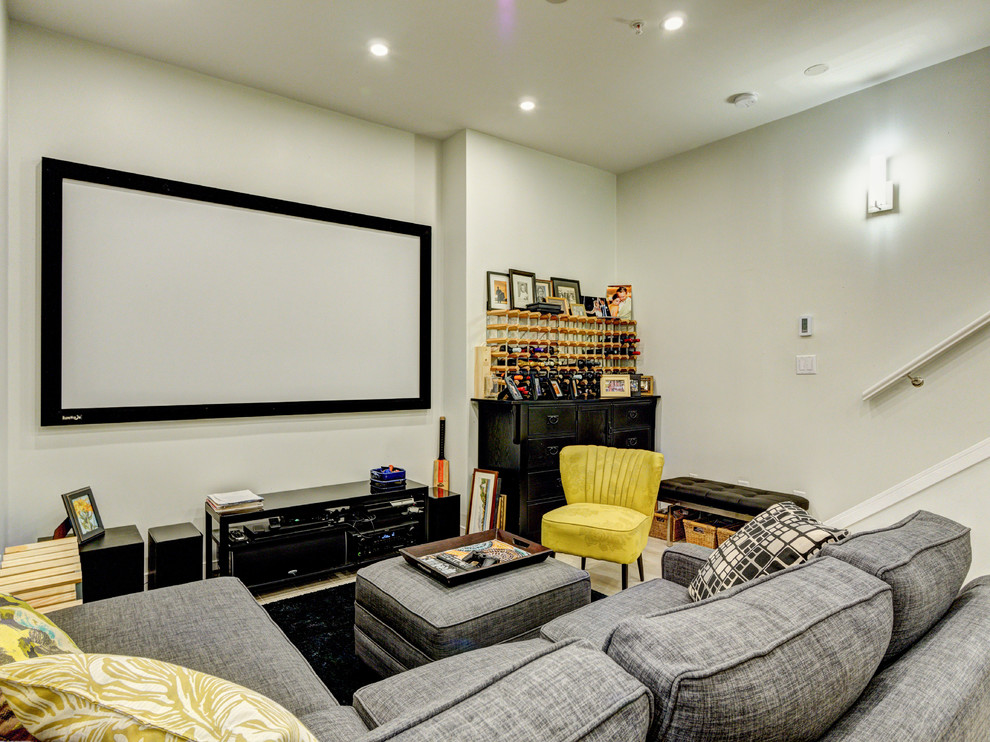 Стильный дизайн: изолированный домашний кинотеатр среднего размера в современном стиле с белыми стенами, проектором и светлым паркетным полом - последний тренд