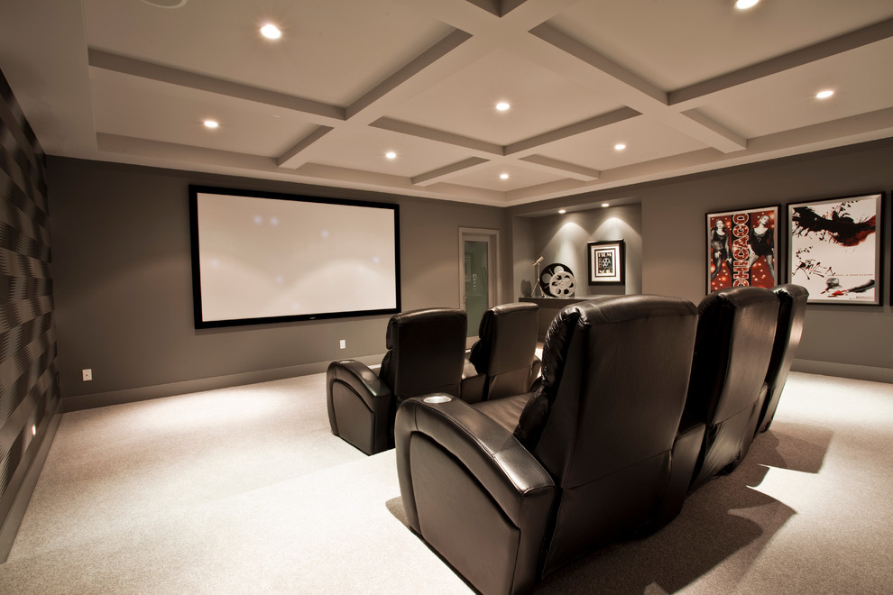 Ejemplo de cine en casa cerrado contemporáneo con paredes marrones, moqueta, pantalla de proyección y suelo blanco