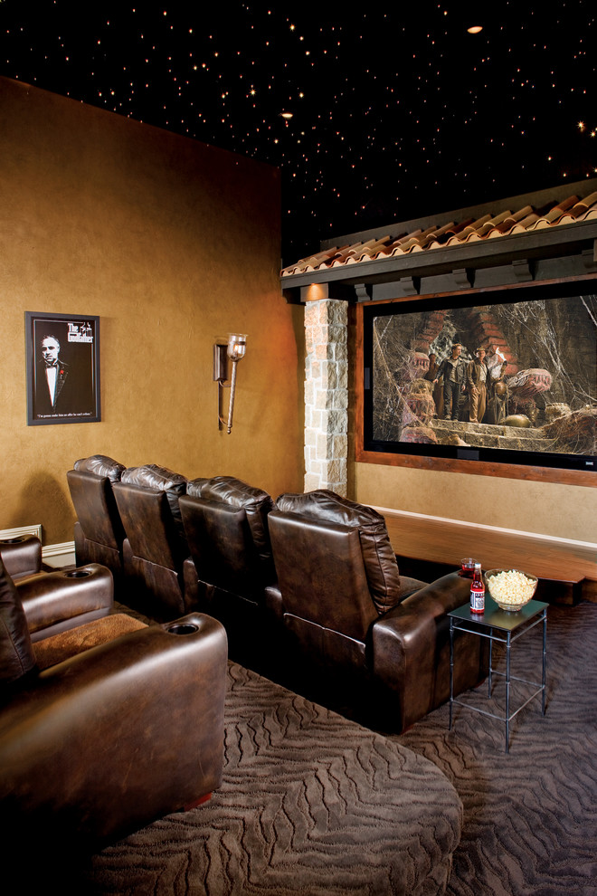 Ejemplo de cine en casa cerrado mediterráneo grande con paredes beige, moqueta, pantalla de proyección y suelo marrón