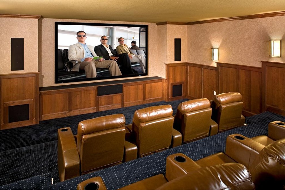 Diseño de cine en casa cerrado tradicional con moqueta, pantalla de proyección y suelo azul