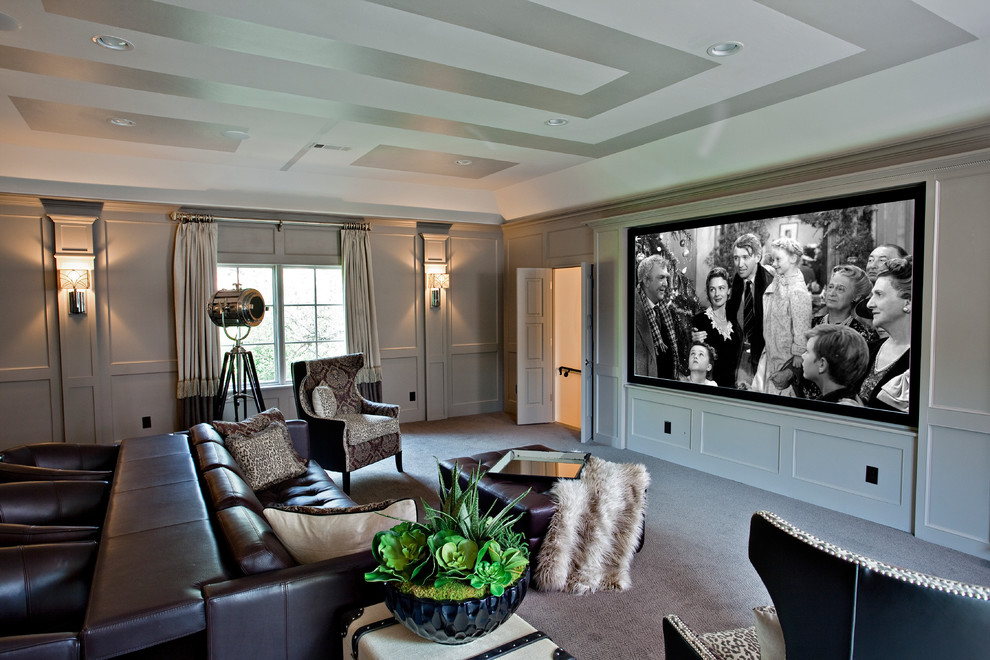 Пример оригинального дизайна: домашний кинотеатр в стиле неоклассика (современная классика) с серыми стенами и серым полом