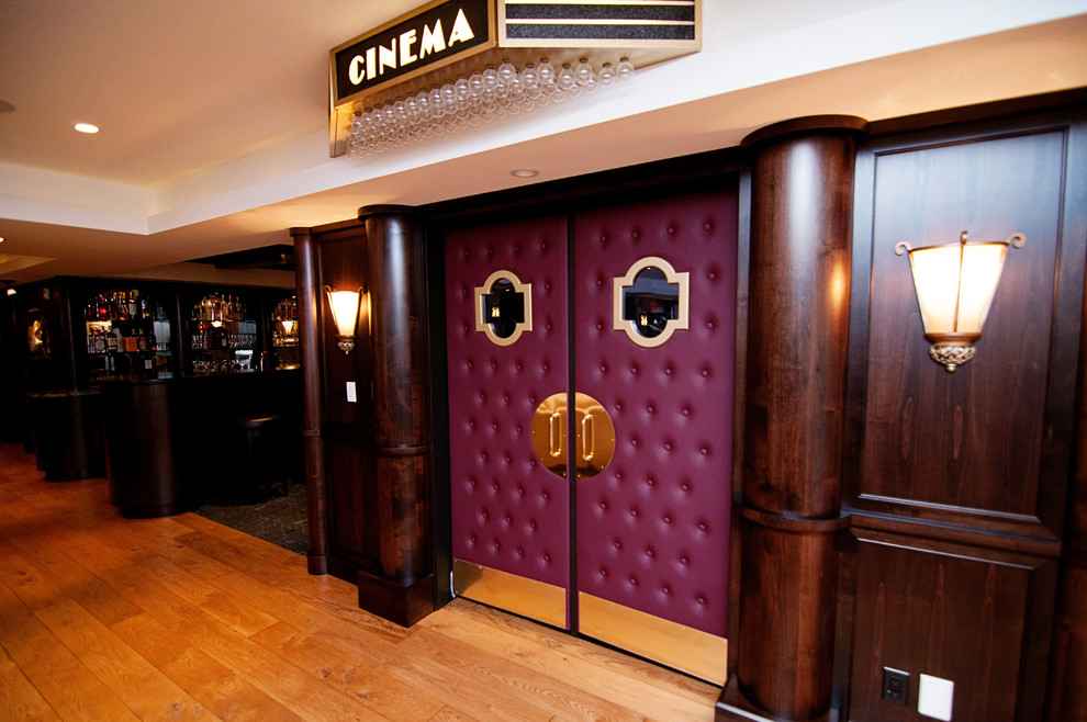 Пример оригинального дизайна: большой изолированный домашний кинотеатр в стиле неоклассика (современная классика) с коричневыми стенами и светлым паркетным полом