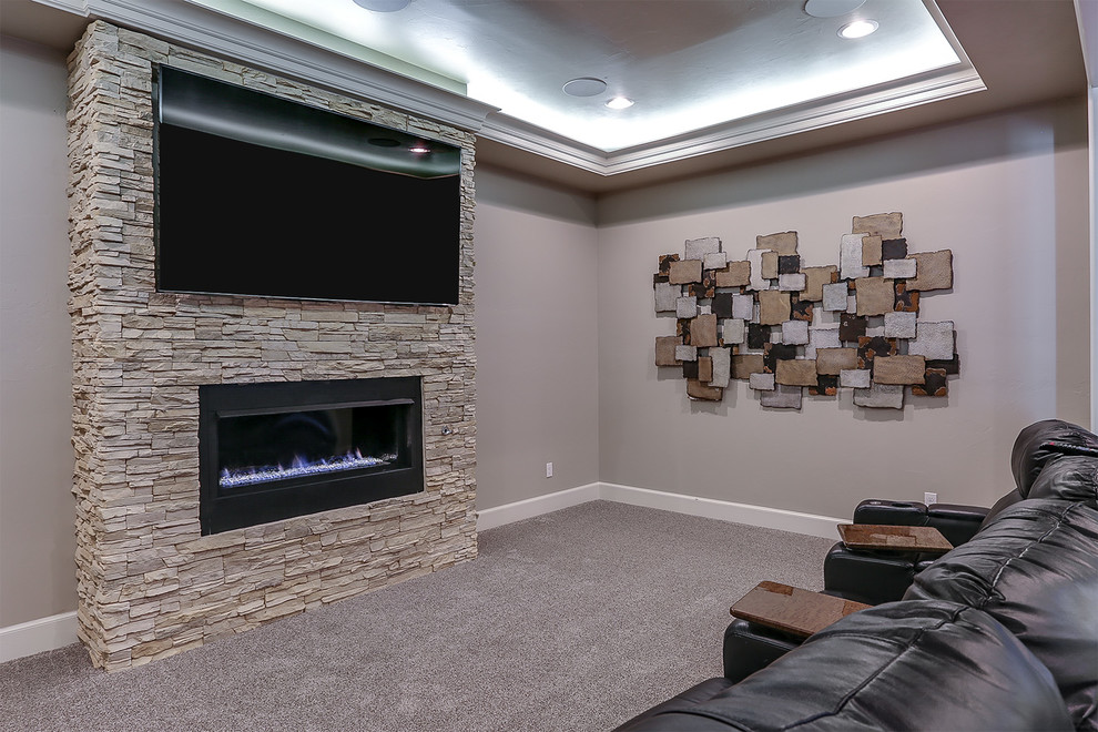 Modelo de cine en casa abierto actual de tamaño medio con paredes multicolor, moqueta y televisor colgado en la pared