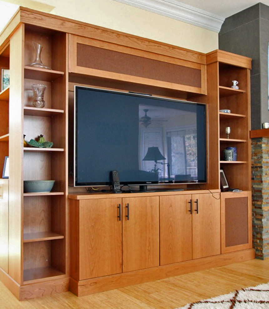 Modelo de cine en casa abierto actual de tamaño medio con paredes beige y suelo de madera clara
