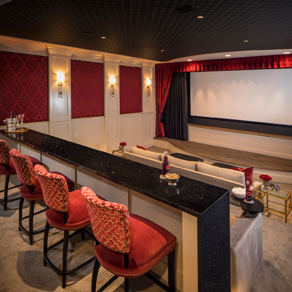 На фото: изолированный домашний кинотеатр в стиле неоклассика (современная классика) с белыми стенами, ковровым покрытием, проектором и серым полом с