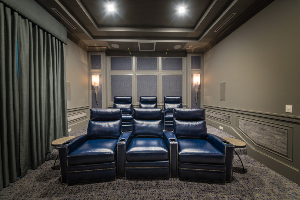 Стильный дизайн: изолированный домашний кинотеатр среднего размера в стиле неоклассика (современная классика) с бежевыми стенами, ковровым покрытием, мультимедийным центром и синим полом - последний тренд