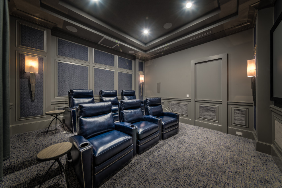 Mittelgroßes, Abgetrenntes Klassisches Heimkino mit beiger Wandfarbe, Teppichboden, Multimediawand und blauem Boden in Tampa