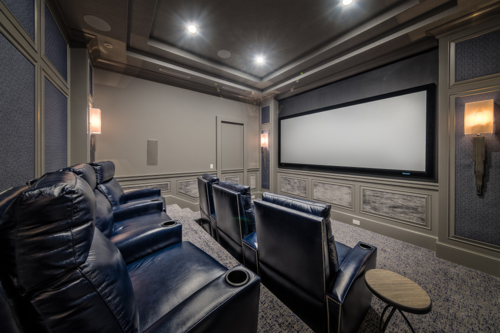 Cette image montre une salle de cinéma traditionnelle de taille moyenne et fermée avec un mur beige, moquette, un téléviseur encastré et un sol bleu.