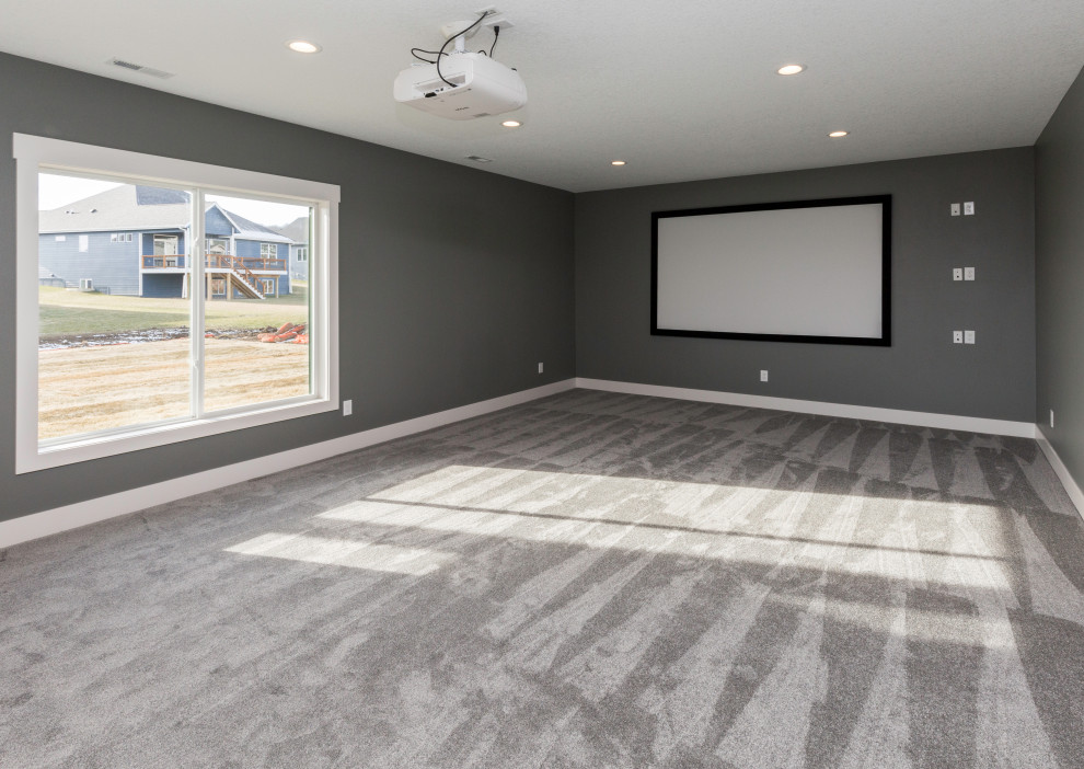 Inspiration pour une salle de cinéma minimaliste de taille moyenne et ouverte avec un mur gris, moquette, un écran de projection et un sol gris.