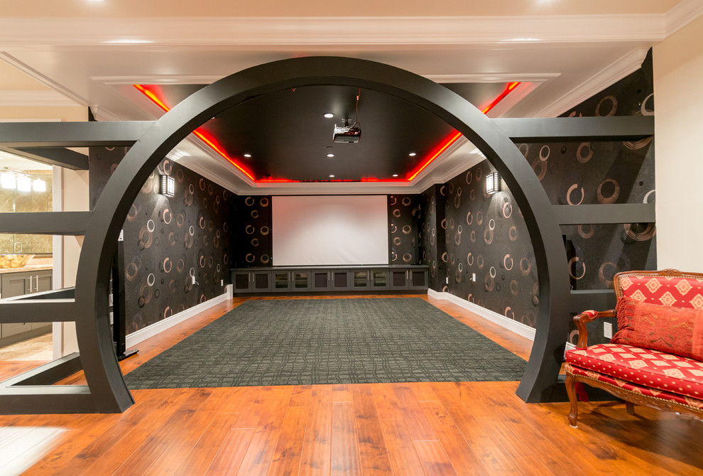 На фото: большой изолированный домашний кинотеатр в современном стиле с черными стенами, паркетным полом среднего тона, проектором и коричневым полом