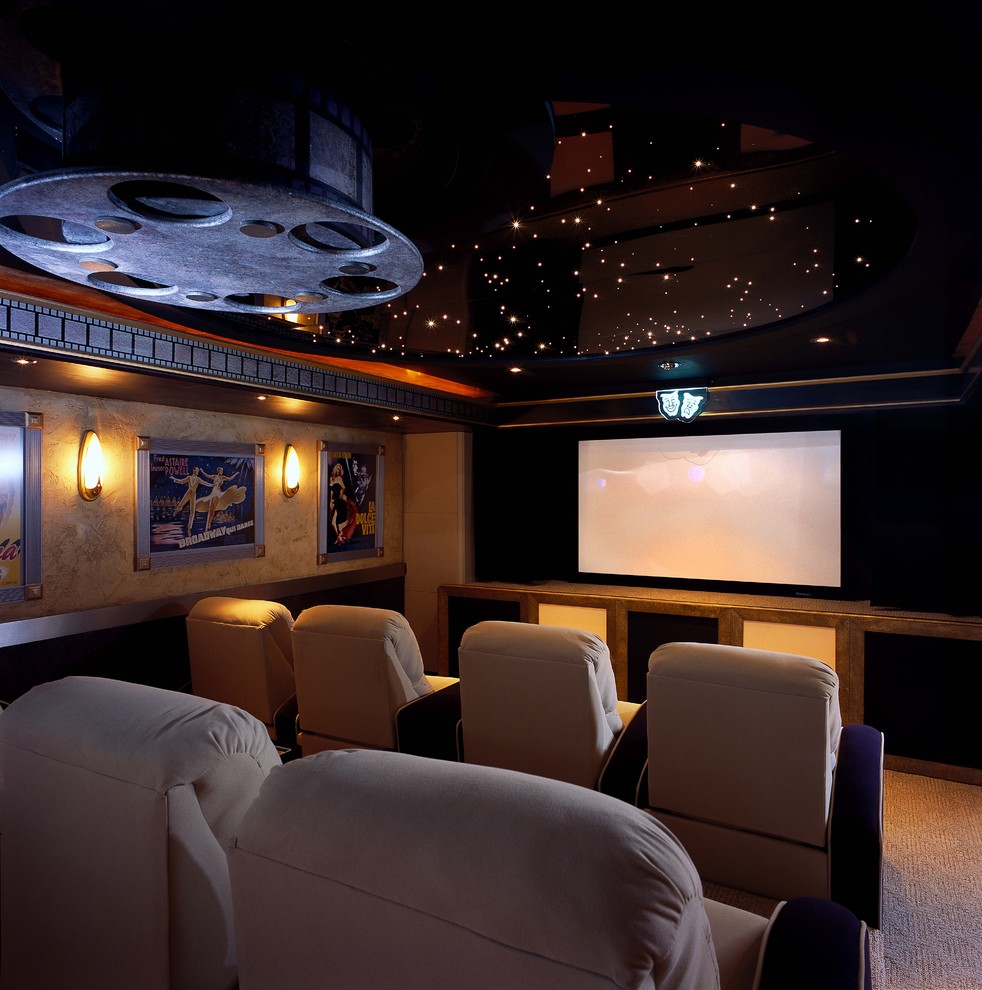 На фото: изолированный домашний кинотеатр в современном стиле с проектором с