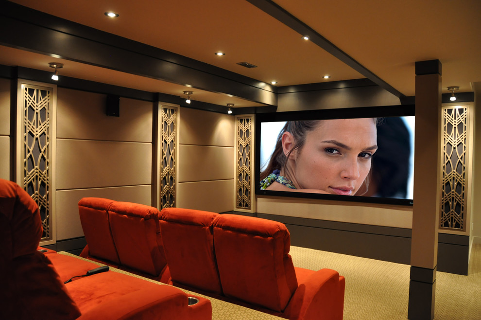 Aménagement d'une petite salle de cinéma contemporaine fermée avec moquette et un sol beige.