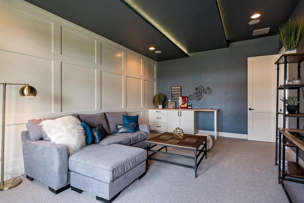 Mittelgroßes, Abgetrenntes Klassisches Heimkino mit blauer Wandfarbe, Teppichboden, TV-Wand und grauem Boden in Boise
