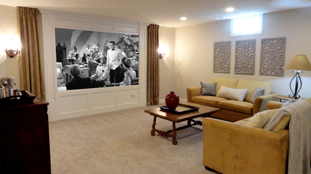 Inspiration för ett stort vintage avskild hemmabio, med vita väggar, heltäckningsmatta och projektorduk